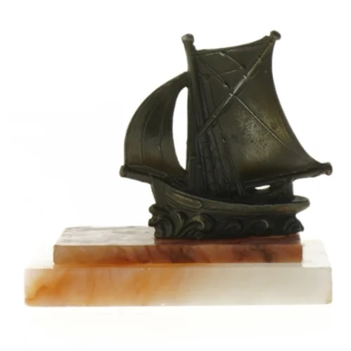 Dekorativ metal bådskulptur på Onyx marmorbase (str. 13x7,5x12 cm)