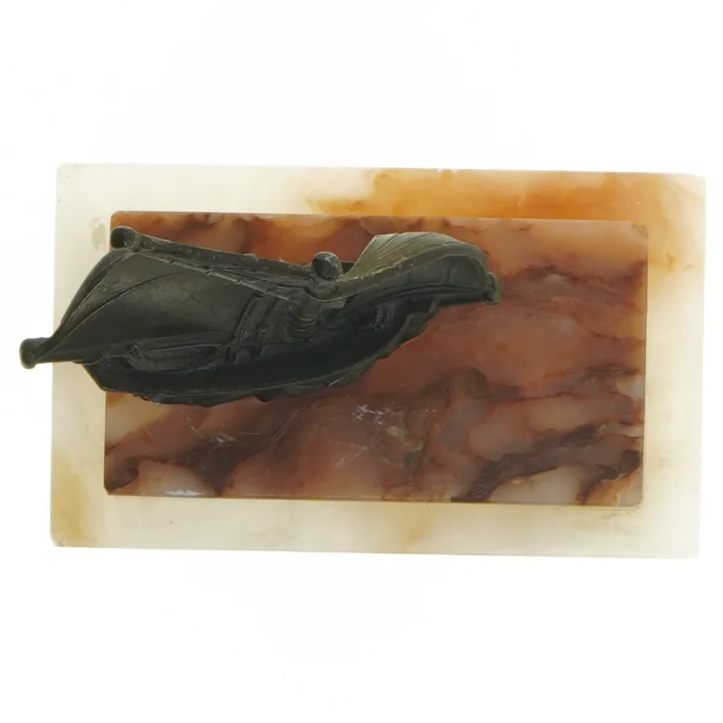 Dekorativ metal bådskulptur på Onyx marmorbase (str. 13x7,5x12 cm)