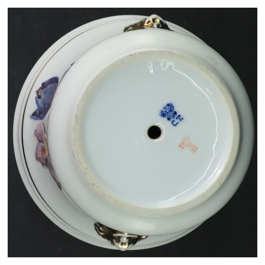 Porcelænskrukke med løvehoveder og blomstermotiv (str. H 15,5 cm og ø. 17,5 cm)