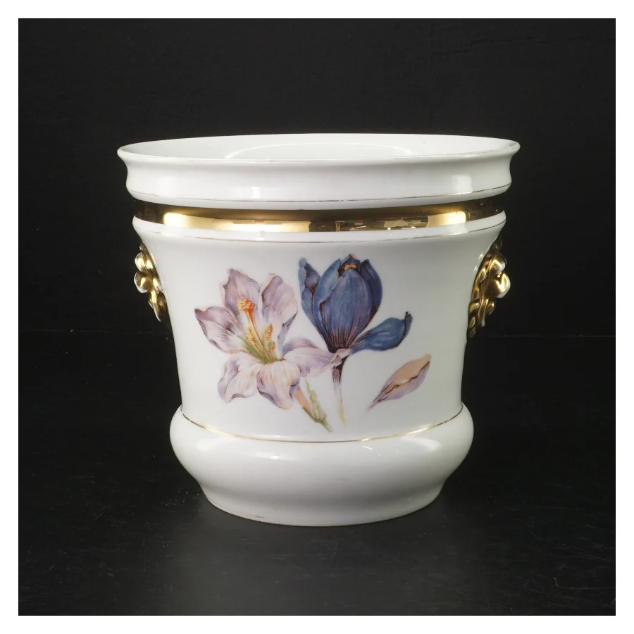 Porcelænskrukke med løvehoveder og blomstermotiv (str. H 15,5 cm og ø. 17,5 cm)