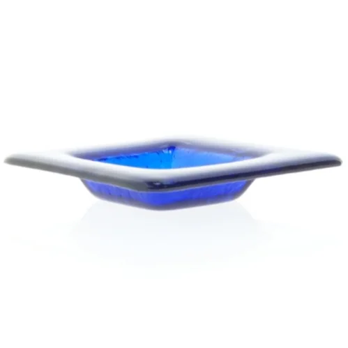 Blåt fuset glas fad med hvid fugl (str. 13 x 13 cm)