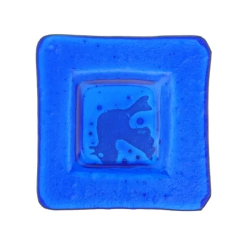 Blåt fuset glas fad med hvid fugl (str. 13 x 13 cm)