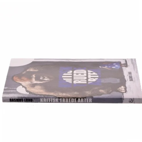 Kritisk truede arter : fortællinger fra den sjette masseuddøen af Rasmus Lund (f. 1989) (Bog)