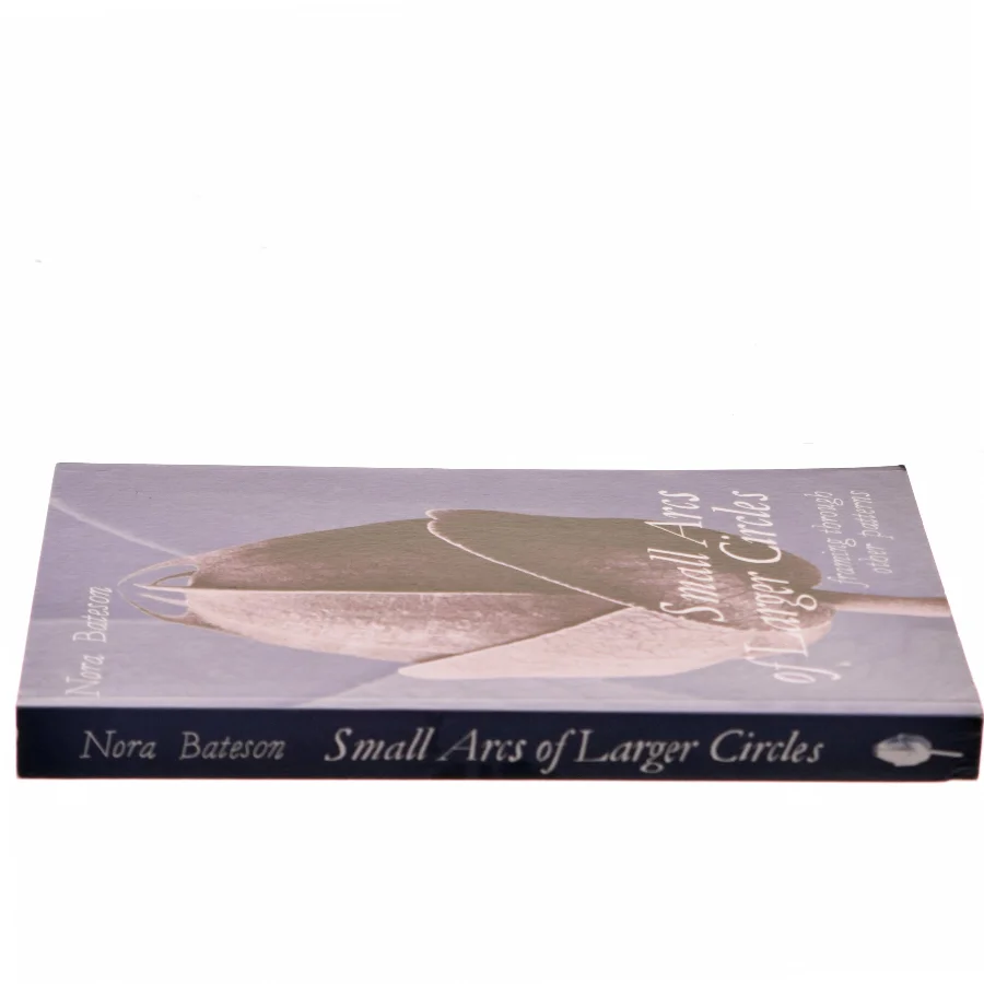 Small arcs of larger circles : framing through other patterns af Nora Bateson (Bog)