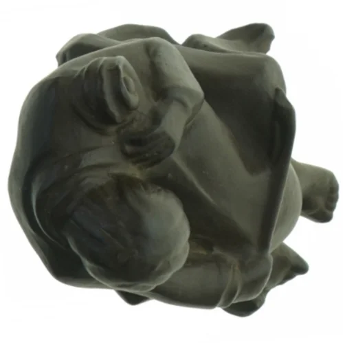 Skulptur af siddende figur (str. H. 18 cm. b. 13 cm)