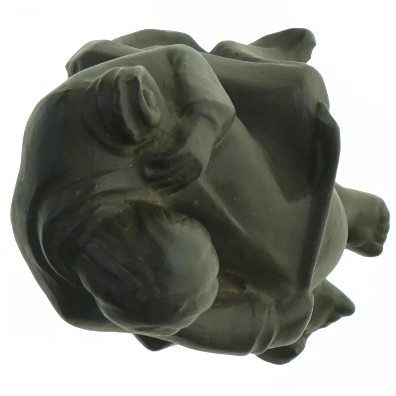 Skulptur af siddende figur (str. H. 18 cm. b. 13 cm)