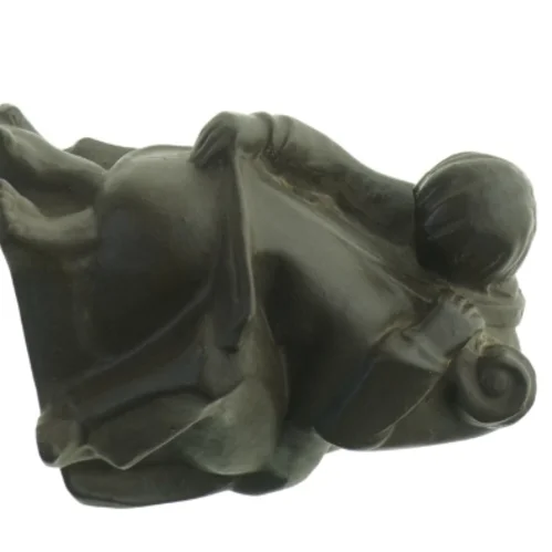 Skulptur af siddende figur (str. H. 18 cm. b. 13 cm)