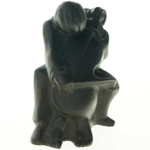 Skulptur af siddende figur (str. H. 18 cm. b. 13 cm)