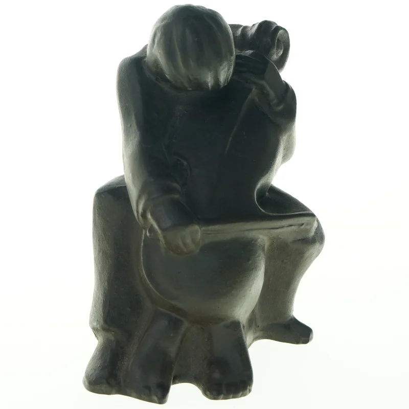 Skulptur af siddende figur (str. H. 18 cm. b. 13 cm)