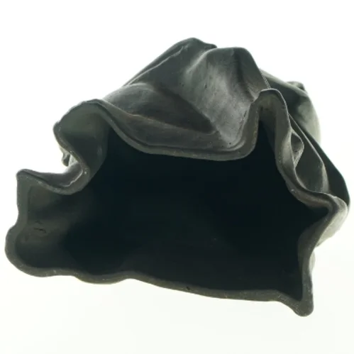 Skulptur af siddende figur (str. H. 18 cm. b. 13 cm)