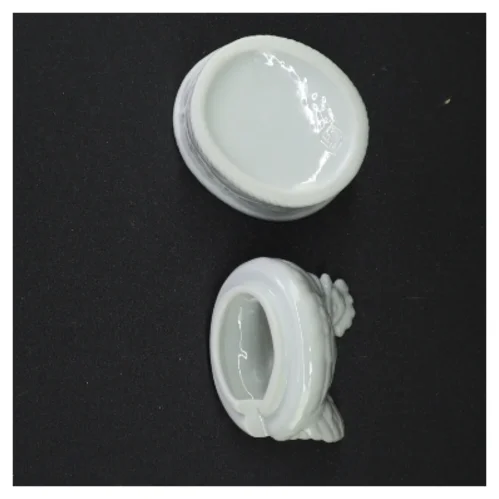 Hvid porcelæns høne (str. 10 x 7 x 6 cm)