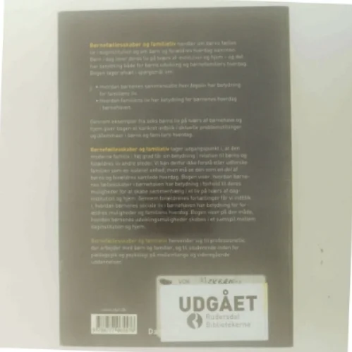 Børnefællesskaber og familieliv : børns hverdagsliv på tværs af daginstitution og hjem af Dorte Kousholt (Bog)