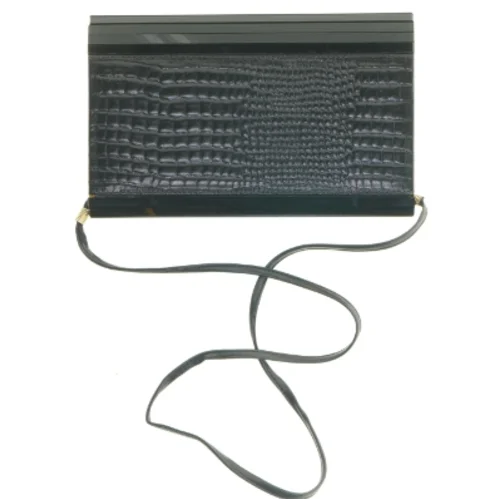 Sort 1980'er krokodillepræget bakelit clutch med skulderrem (str. 25 x 16 cm)