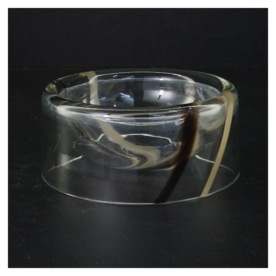 Glasskål med sort og hvid stribe (str. 15 x 6 komma 5 cm)