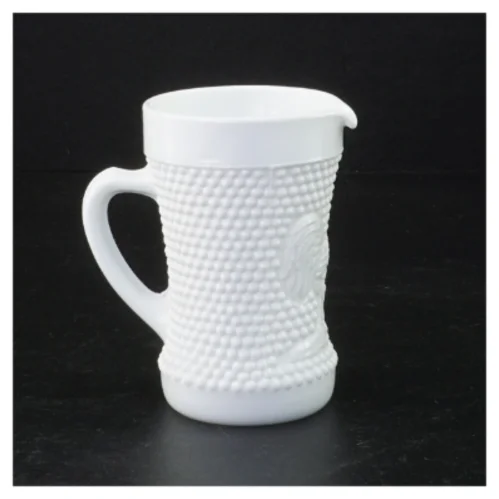 Hvid presset opaline mælkeglas kande med høne relief prægning (str. 10 x 9 x 6 cm)