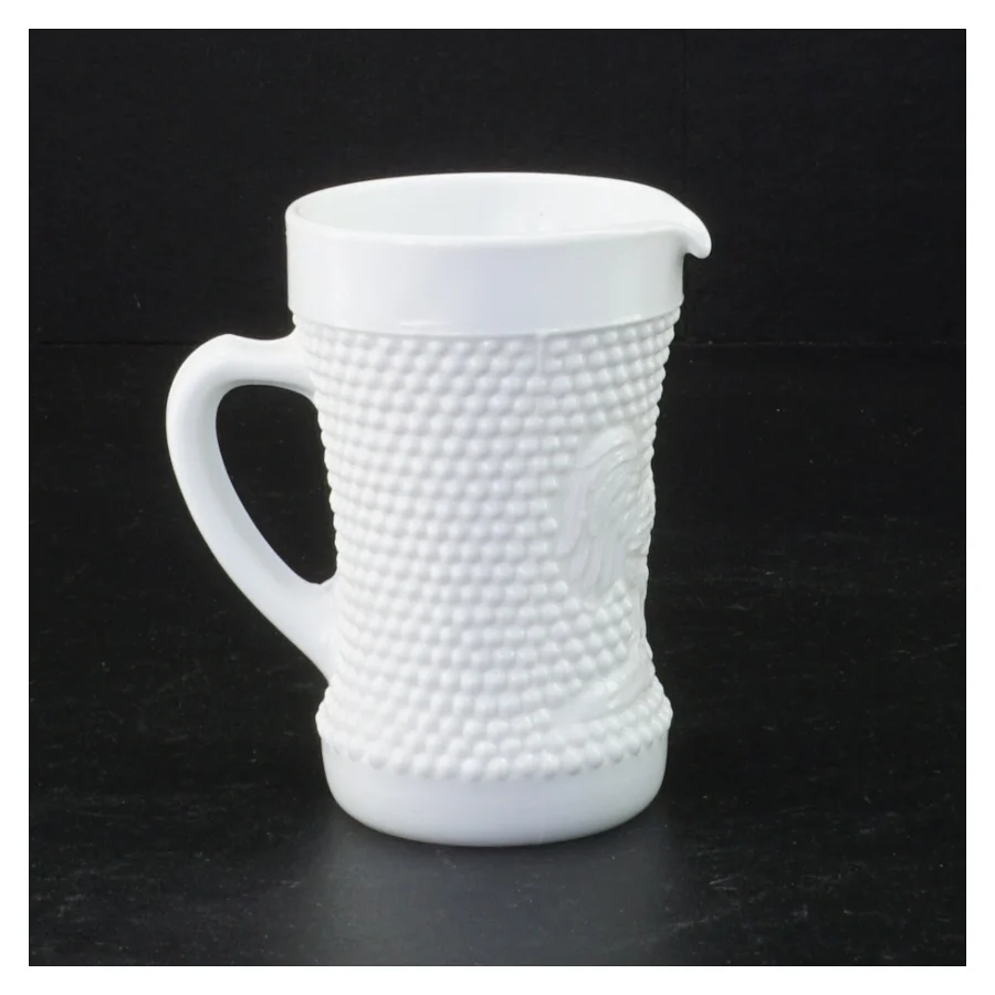 Hvid presset opaline mælkeglas kande med høne relief prægning (str. 10 x 9 x 6 cm)