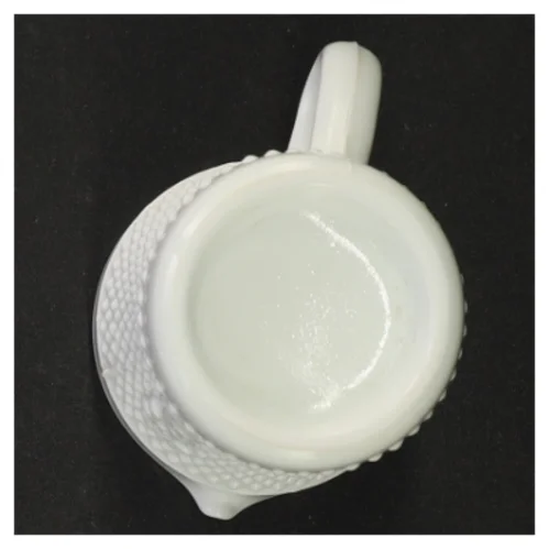 Hvid presset opaline mælkeglas kande med høne relief prægning (str. 10 x 9 x 6 cm)