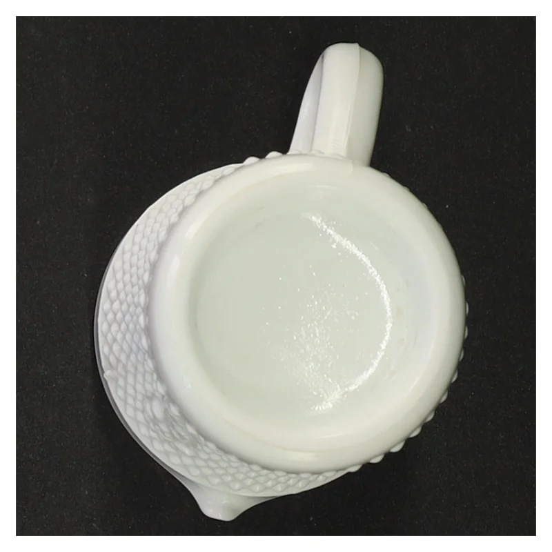 Hvid presset opaline mælkeglas kande med høne relief prægning (str. 10 x 9 x 6 cm)