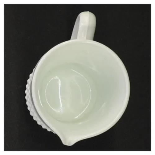Hvid presset opaline mælkeglas kande med høne relief prægning (str. 10 x 9 x 6 cm)
