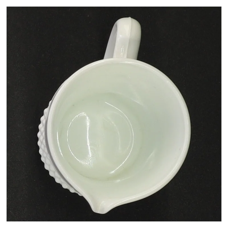 Hvid presset opaline mælkeglas kande med høne relief prægning (str. 10 x 9 x 6 cm)