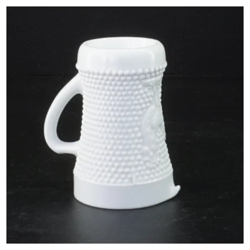 Hvid presset opaline mælkeglas kande med høne relief prægning (str. 10 x 9 x 6 cm)