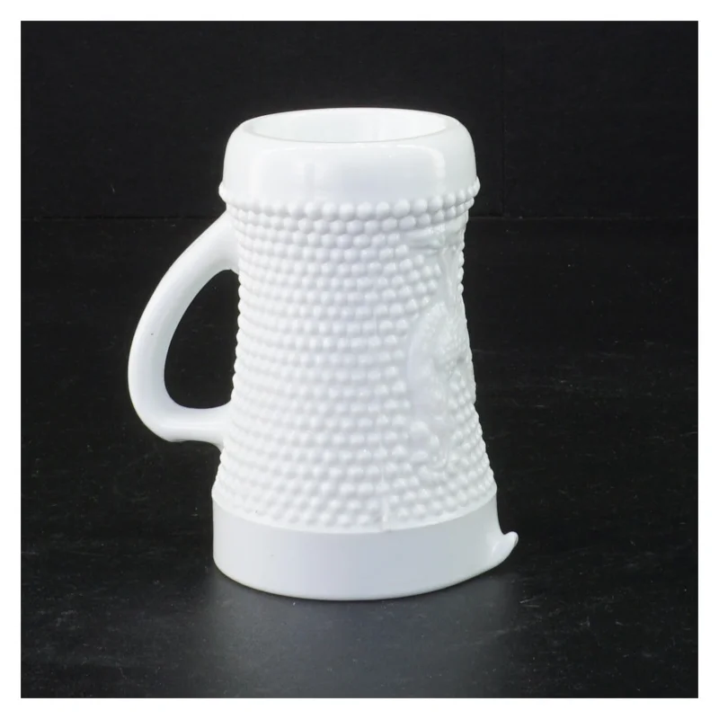 Hvid presset opaline mælkeglas kande med høne relief prægning (str. 10 x 9 x 6 cm)