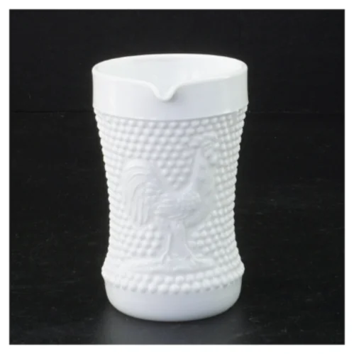Hvid presset opaline mælkeglas kande med høne relief prægning (str. 10 x 9 x 6 cm)