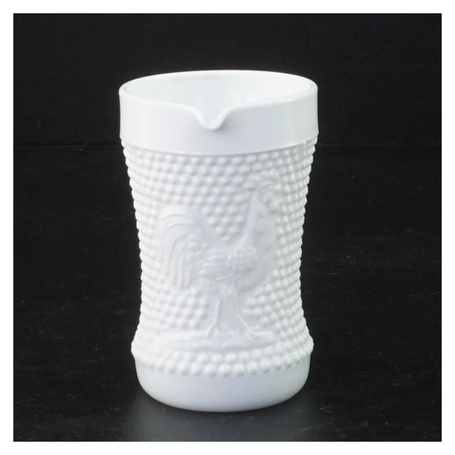 Hvid presset opaline mælkeglas kande med høne relief prægning (str. 10 x 9 x 6 cm)