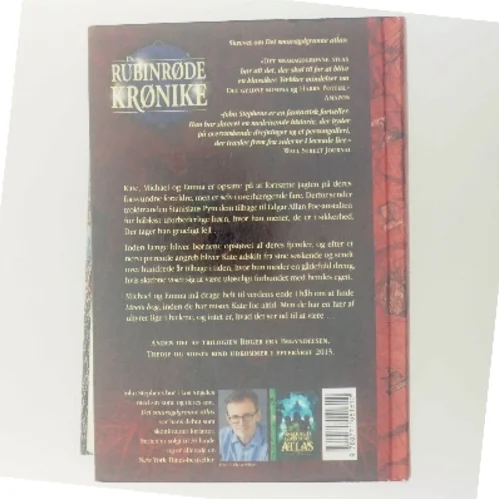 Den rubinrøde krønike af John Stephens (f. 1972) (Bog)