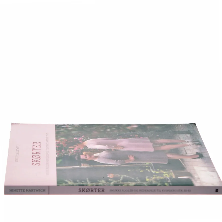 Skørter : smukke kjoler og nederdele til kvinder i str. 32-62 af Ninette Hartwich (Bog)