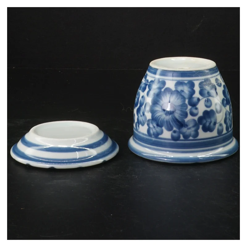 Porcelænskrukke med underkop (str. H 9 cm. ø. 10 cm)