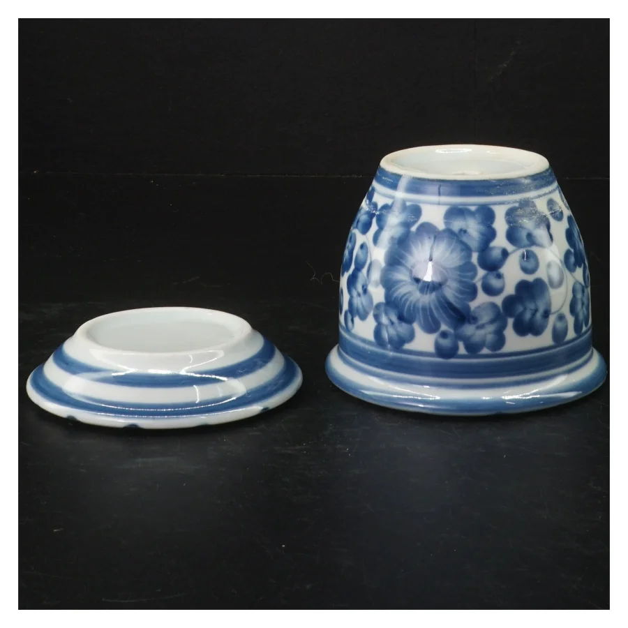 Porcelænskrukke med underkop (str. H 9 cm. ø. 10 cm)