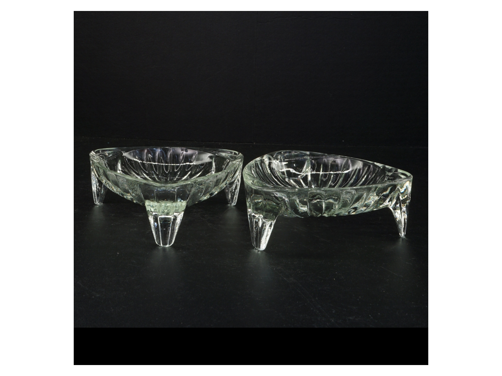 2 stk. Stabelbare Vintage art nouveau glasskål på 3 fødder (str. 16 x 5,5 cm)