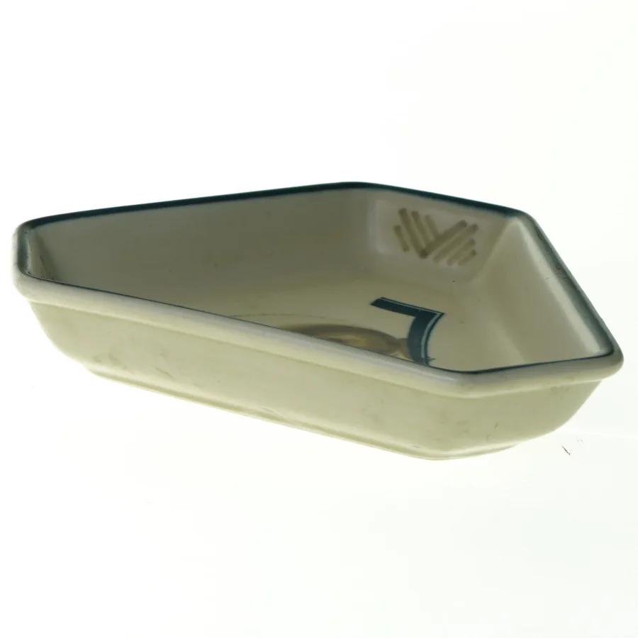 Trekantet fad med egern motiv fra Royal Copenhagen (str. 15 x 3 cm)