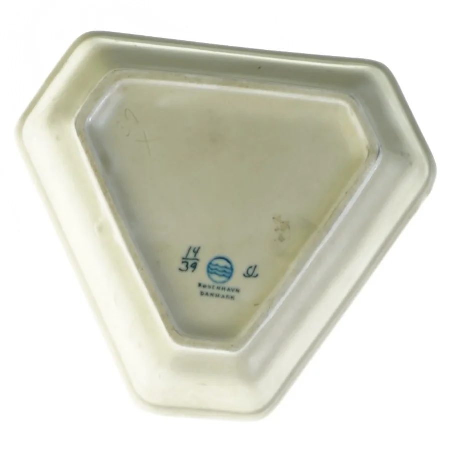 Trekantet fad med egern motiv fra Royal Copenhagen (str. 15 x 3 cm)