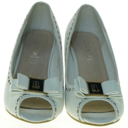 Hvid Læder kilehælsko med sløjfe fra Lov'it (str. 38)