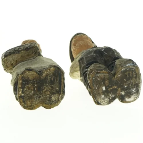 Fgurer af ældre par (str. 20 x 9 cm og 21 x 9 cm)