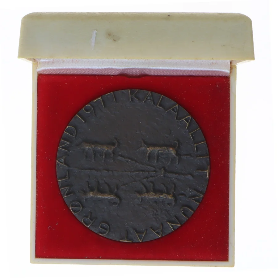 Grønlandsmedaljen 1977 i æske fra Anders Nyborg AS (str. Ø 6,7 cm)
