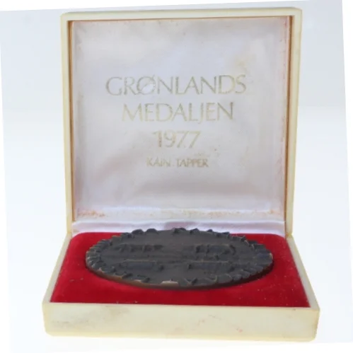 Grønlandsmedaljen 1977 i æske fra Anders Nyborg AS (str. Ø 6,7 cm)
