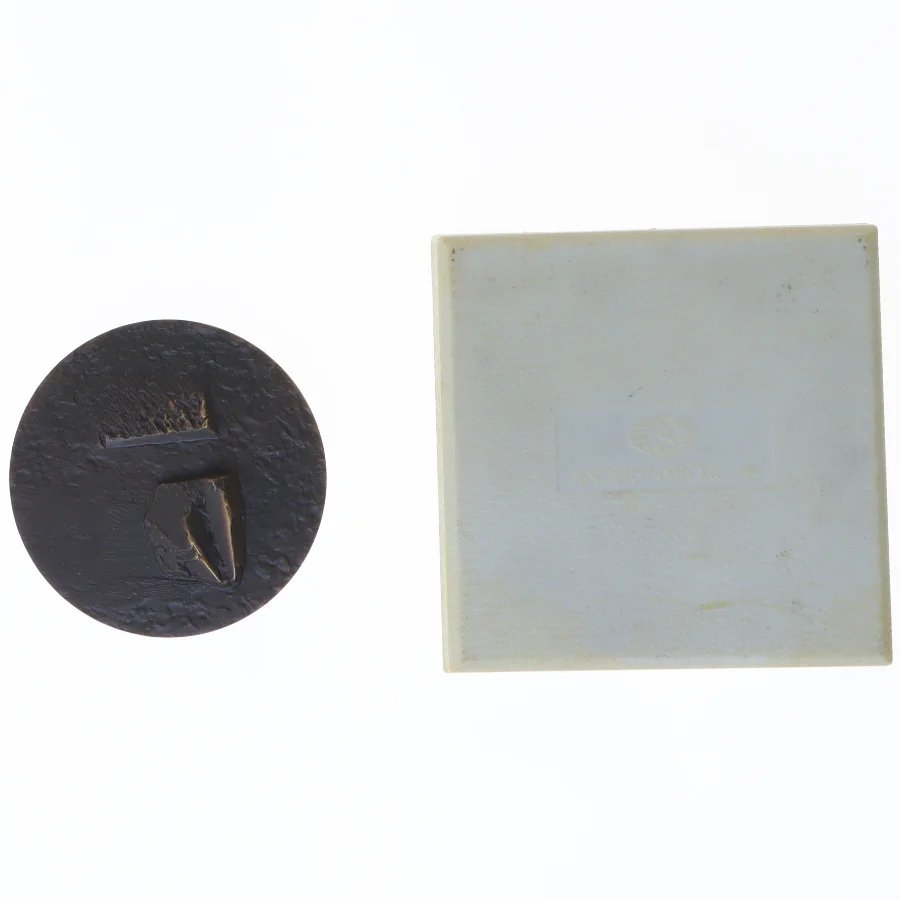 Grønlandsmedaljen 1977 i æske fra Anders Nyborg AS (str. Ø 6,7 cm)