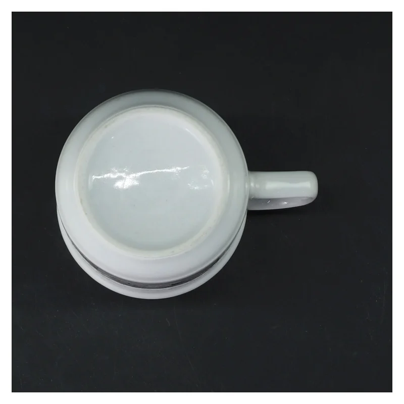 Porcelænskrus med tegneserie (str. Ø 7,5 cm højde 10 cm)