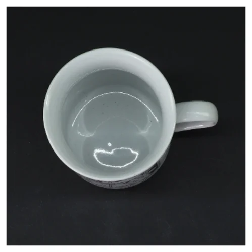 Porcelænskrus med tegneserie (str. Ø 7,5 cm højde 10 cm)