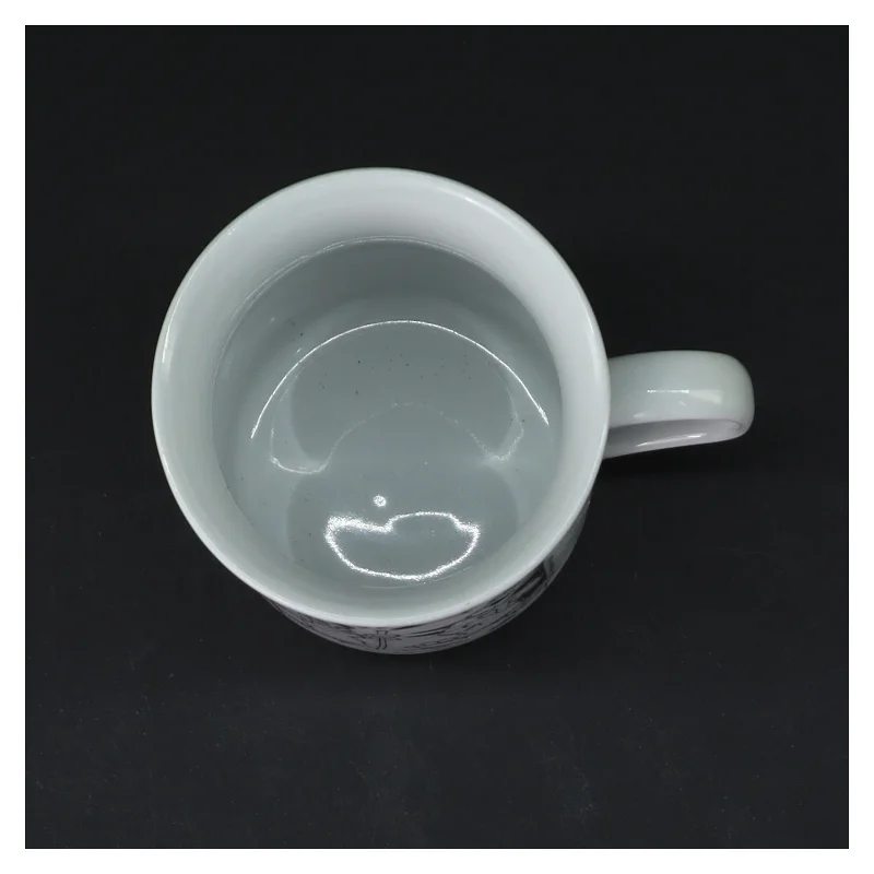 Porcelænskrus med tegneserie (str. Ø 7,5 cm højde 10 cm)