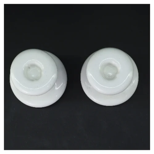 To hvide lysestager (str. 8,5 cm)