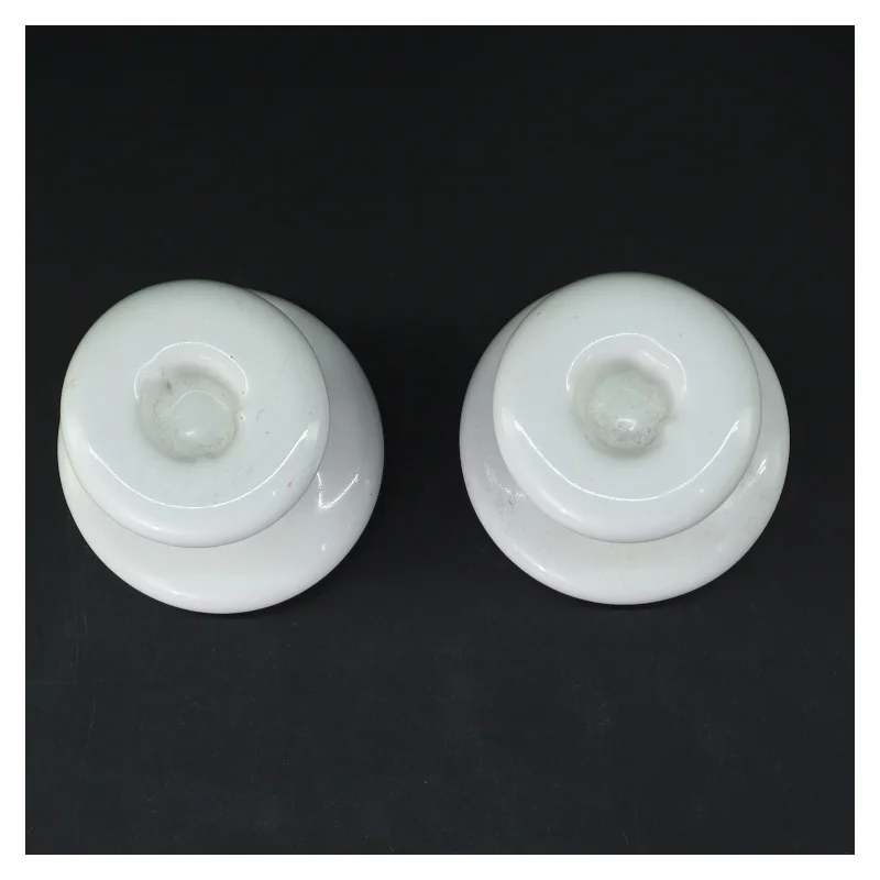 To hvide lysestager (str. 8,5 cm)