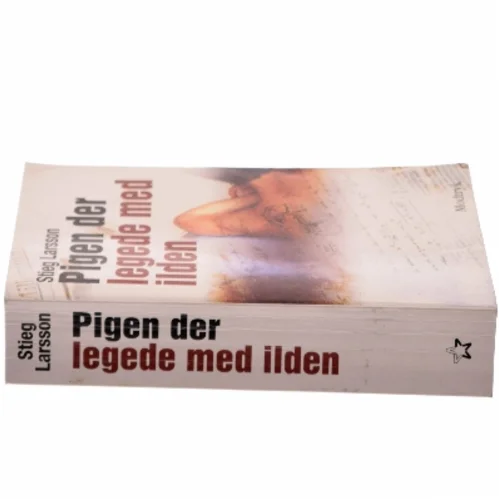Pigen Der Legede Med Ilden (Millennium, 2. Bind) af Stieg Larsson (Bog)