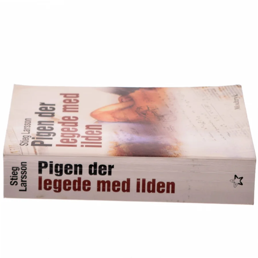 Pigen Der Legede Med Ilden (Millennium, 2. Bind) af Stieg Larsson (Bog)