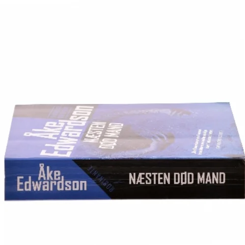 Næsten død mand : kriminalroman af Åke Edwardson (Bog)