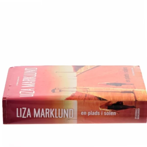 En plads i solen : krimi af Liza Marklund (Bog)