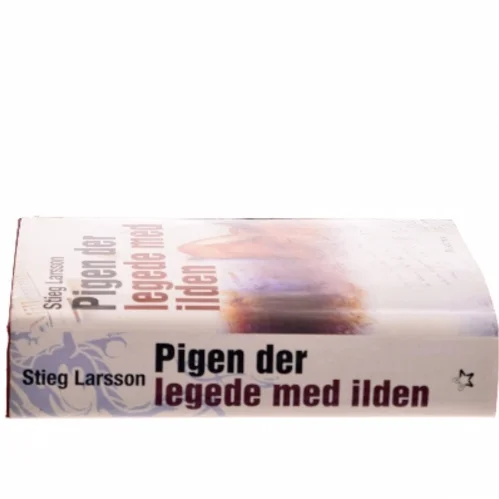 Pigen Der Legede Med Ilden af Larsson, Stieg (Bog)
